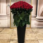 "گلدان رز عاشقانه، هدیه‌ای زیبا و رمانتیک برای ابراز احساسات ویژه."