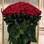 "گلدان رز عاشقانه، هدیه‌ای ماندگار برای لحظات خاص و عاشقانه."