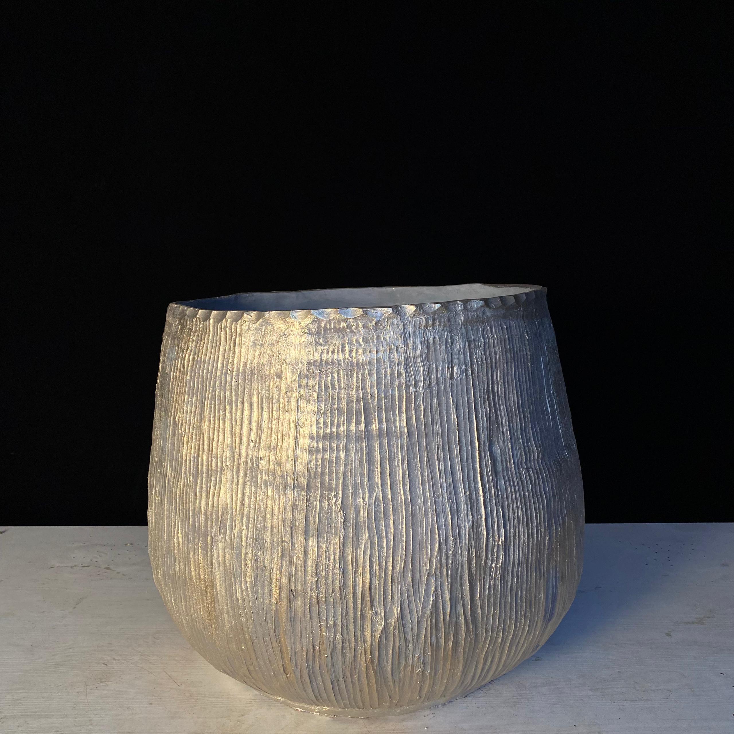 گلدان-سفال-یاسمن-کد 00031- گلدان سفال یاسمن با گلهای سفید یاسمن در ظرف دستساز سفالی، دکوری زیبا برای منزل و محل کار