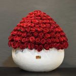 گلدان گل رز قرمز طبیعی با طراحی شیک برای دکور منزل یا هدیه عاشقانه