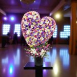 "فریم قلب رنگی با گل‌های رنگارنگ و طراحی خاص، بهترین هدیه برای لحظات ویژه شماست. این اثر هنری از گل‌ها، فضایی شاد و انرژی‌بخش ایجاد می‌کند."