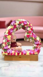 "فریم قلب وارونه یک هدیه شگفت‌انگیز است که گل‌های رنگارنگ و یک عروسک نرم و دوست‌داشتنی را در قالب قلبی وارونه ترکیب می‌کند. این طراحی منحصر به فرد، هدیه‌ای عاشقانه و ویژه برای لحظات خاص است."