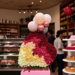 "فریم گل رز رنگین کمان از گلفروشی فلورانس – طراحی هنری گل‌های رز رنگین کمانی در فریم قلبی برای لحظات خاص و عاطفی"