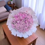 "دسته گل داوودی دکمه ای از گلفروشی فلورانس – هدیه‌ای زیبا با گل‌های داوودی صورتی و سفید در طراحی مدرن"