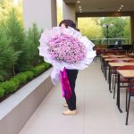"دسته گل داوودی دکمه ای از گلفروشی فلورانس – هدیه‌ای زیبا با گل‌های داوودی صورتی و سفید در طراحی مدرن"