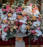 گلدان خواستگاری رنگین با گل‌های رز صورتی و ارکیده سفید، انتخابی خاص و منحصر به فرد برای مراسم خواستگاری.