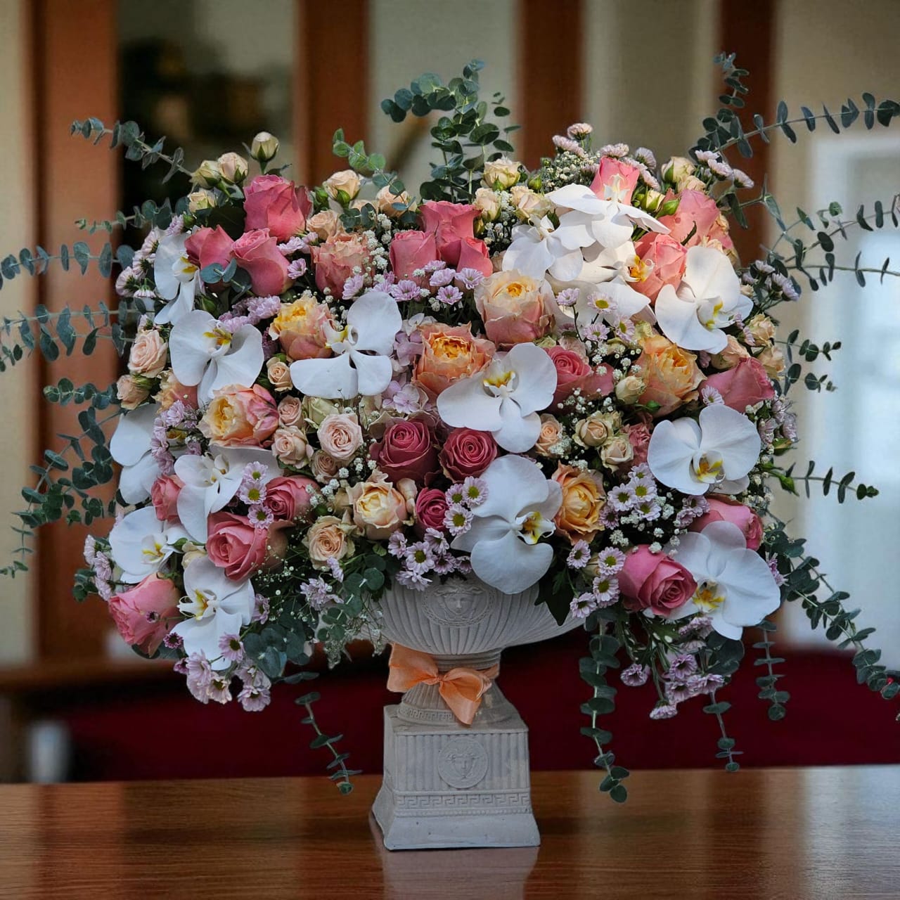 گلدان-خواستگاری-رنگین-کد-6256-1 گلدان خواستگاری رنگین شامل گلهای رز صورتی و ارکیده سفید برای مراسمهای خاص و خواستگاری.