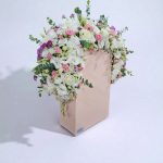 باکس گل دخترانه لیسین – هدیه‌ای شیک و جذاب برای عزیزان شما