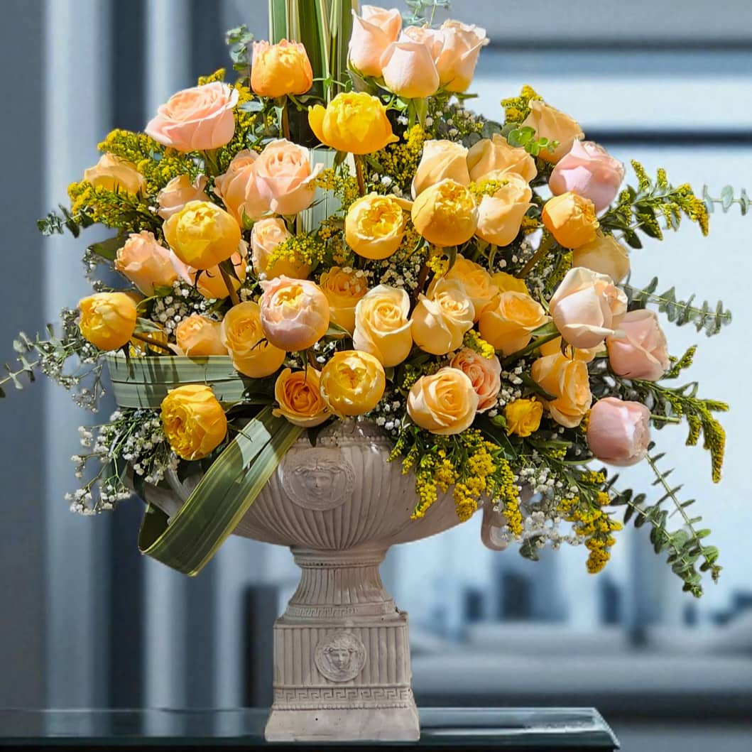 گلدان-ورساچه-آفتاب-کد-6272-1 "گلدان ورساچه آفتاب با گلهای رز زرد و صورتی در طراحی مدرن و شیک برای دکوراسیون داخلی"