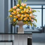 "گلدان ورساچه آفتاب با گل‌های رز رنگارنگ برای دکوراسیون خاص و مدرن"