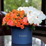 "باکس گل رز مینیاتوری مردانه با گل‌های رز نارنجی و سفید برای هدیه‌ای شیک و خاص"