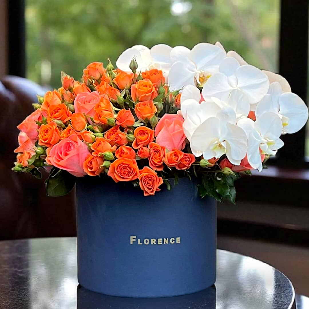 باکس-گل-رز-مینیاتوری-مردانه-کد-6273-1 "باکس گل رز مینیاتوری مردانه با گلهای رز نارنجی و سفید برای هدیهای شیک و خاص"