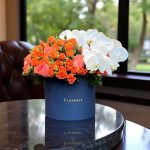 "باکس گل رز مینیاتوری مردانه با گل‌های رز نارنجی و سفید برای دکوراسیون شیک"