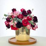 باکس گل رز گلد با گل‌های رز قرمز و صورتی در گلدان طلایی لوکس فلورانس