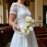 دسته گل عروس مروارید کلاسیک با رزهای سفید تازه و دسته مرواریدی