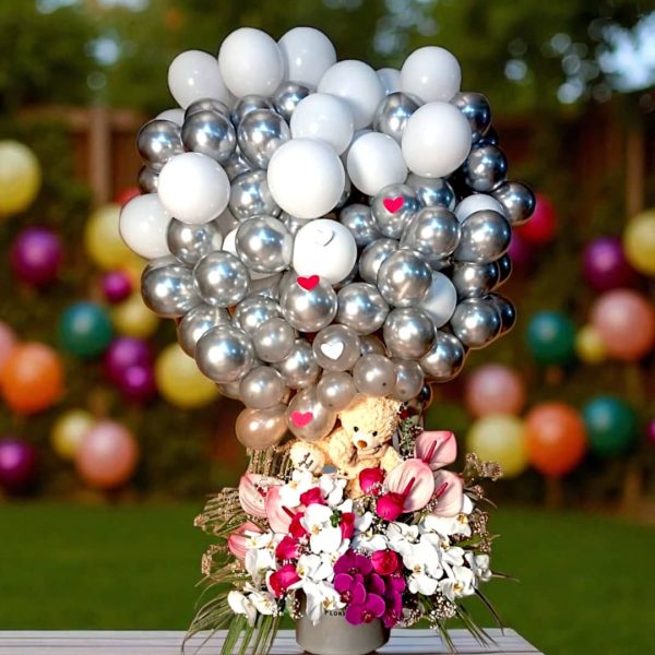 گل بادکنکی نوزاد با گل‌های ارکیده و بادکنک‌های نقره‌ای
