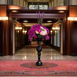 جام کوئین خاص از گلفروشی فلورانس با گل‌های زیبا و ظریف برای مناسبت‌های ویژه