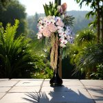 جام گل طبیعت با گل‌های ارکیده و رز در طراحی لوکس برای مراسم‌های خاص