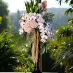 جام گل طبیعت با گل‌های رنگارنگ و برگ‌های سبز برای دکوراسیون طبیعی و مراسم تبریک