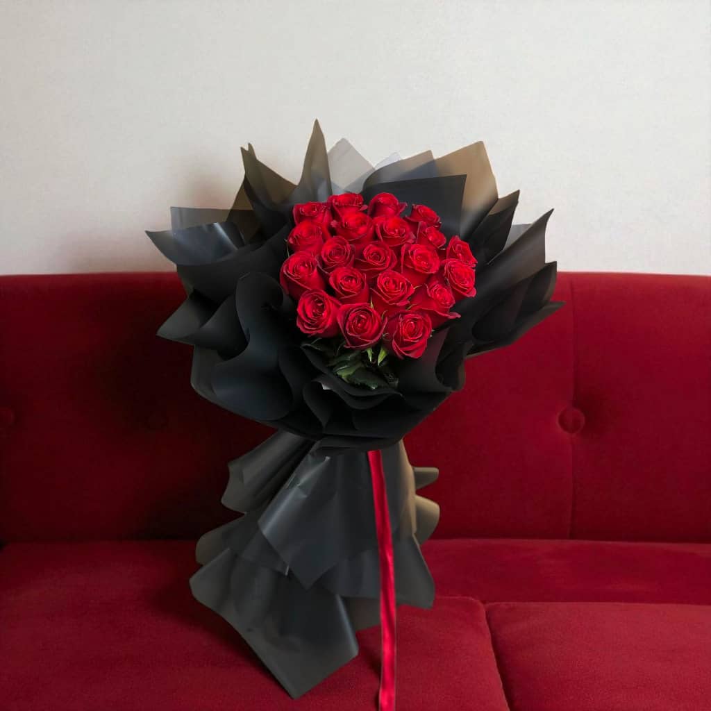 دسته-گل-رز-کلاسیک-کد6212-1 دسته گل رز کلاسیک با گلهای قرمز و طراحی شیک - مناسب برای هدیه در مناسبتهای خاص