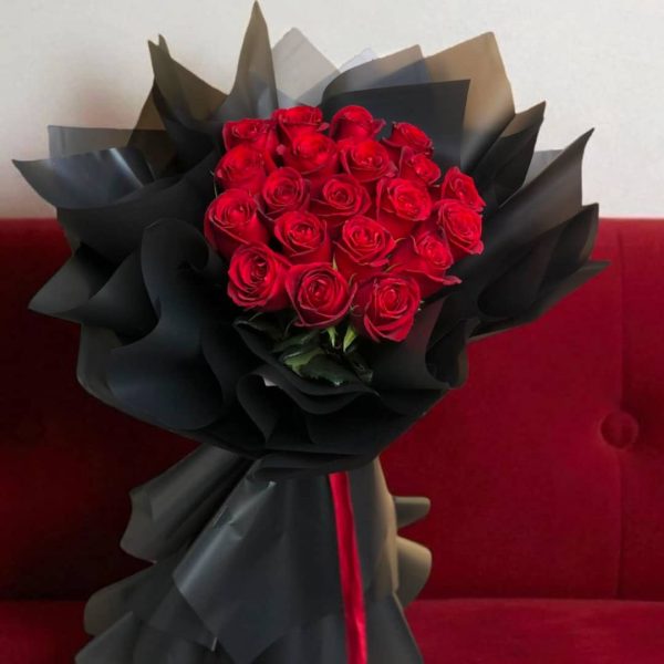 دسته گل رز کلاسیک قرمز - بهترین انتخاب برای ابراز احساسات در مناسبت‌های ویژه
