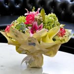 دسته گل گلدانی لیمویی با طراحی زیبا و گل‌های تازه