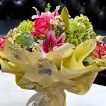 دسته گل گلدانی لیمویی با گل‌های تازه و رنگ‌های شاد