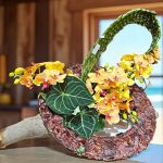 "فریم مدرن ارکیده: یک اثر هنری شگفت‌انگیز با گل‌های ارکیده در کنار چوب طبیعی برای فضای مدرن شما"