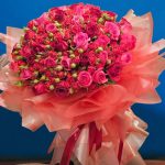"گل رز سرخ آبی قرمز: گل‌های رز سرخ و آبی در کنار هم برای ایجاد ترکیبی زیبا و متفاوت"