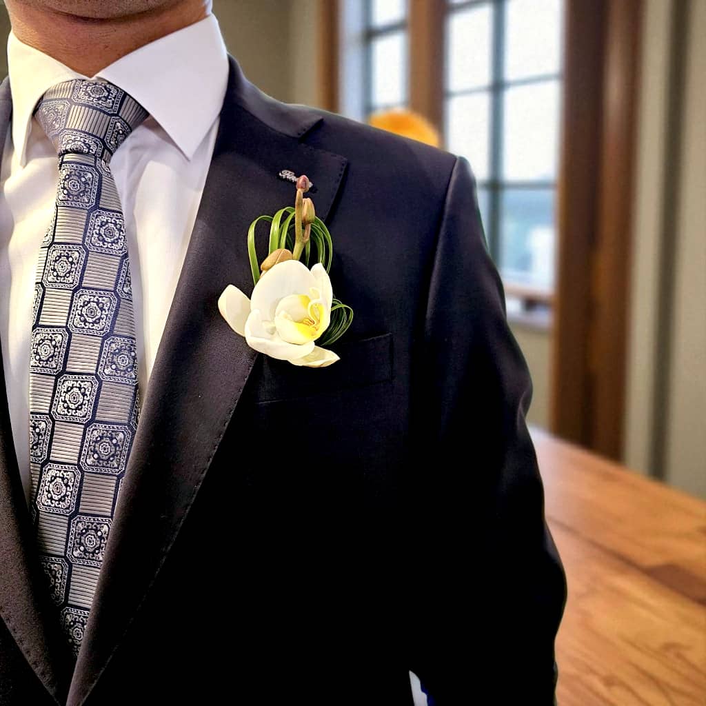 گل-سینه-کت-کد6202-1 "گل سینه کت: اکسسوری شیک برای استایل مردانه شما"