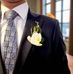 "گل سینه کت: نماد ظرافت و تمایز در پوشش رسمی شما"