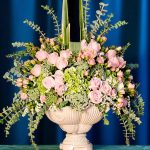 گلدان ورساچه هورتانزیا با طراحی مدرن و گل‌های هورتانزیا برای تزئین خانه و هدیه به عزیزان