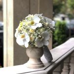 دسته گل عروس ارکیده و رز مینیاتوری، طراحی شیک و ظریف با ارکیده سفید و رز مینیاتوری برای روز عروسی خاص شما.