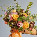 "دسته گل عروس پاییزی فلورانس، انتخابی خاص برای عروسی در فصل پاییز. گل‌های زیبا و رنگ‌های دلنشین که در دست شما، روزی به یاد ماندنی خلق می‌کند."