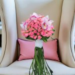 دسته گل عروس پینک با گل‌های صورتی و ارکیده‌های خاص و زیبا.