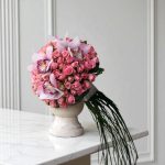 دسته گل عروس پینک با گل‌های رز صورتی و ارکیده‌های نرم و شیک.