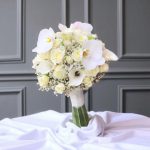 "دسته گل عروس وایت، با طراحی منحصر به فرد از گل‌های سفید و ظرافت در هر جزئیات، برای روز خاص شما."