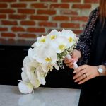 دسته گل عروس ارکیده یک طرفه با طراحی منحصر به فرد