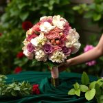 دسته گل عروس رنگارنگ با طراحی شیک و گل‌های طبیعی از گالری فلورانس