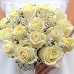 دسته گل عروس رز مرواریدی با طراحی ظریف و گل‌های سفید برای عروس‌های شیک و خاص