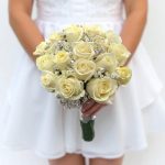دسته گل عروس رز مرواریدی با گل‌های سفید و مرواریدی، انتخابی لوکس و شیک برای روز عروسی