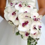 دسته گل عروس آبشاری صورتی با ارکیده سفید و صورتی برای عروس‌های شیک و متفاوت