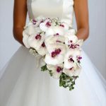 دسته گل عروس آبشاری صورتی با گل‌های ارکیده سفید و صورتی برای روز عروسی