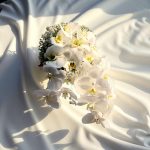 دسته گل عروس ارکیده مدرن با طراحی مینیمالیستی و ارکیده‌های سفید زیبا برای عروسی‌های شیک.