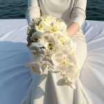 دسته گل عروس ارکیده مدرن از ارکیده‌های سفید و گل‌های طبیعی، مناسب برای عروسی‌های خاص و مینیمالیستی.