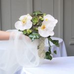 دسته گل عروس ارکیده و برگ - طراحی خاص و زیبا از گلفروشی فلورانس