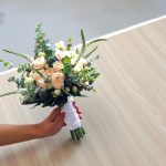 دسته گل عروس رز مینیاتوری وحشی، طراحی شده از گل‌های طبیعی و رنگ‌های ملایم برای عروسی‌های خاص.