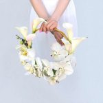 دسته گل عروس ارکیده حلقه ای با طراحی منحصر به فرد و ارکیده‌های سفید برای عروسی‌های خاص و شیک.