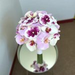 دسته گل عروس ارکیده پینک، طراحی شده از ارکیده‌های صورتی و سفید برای روز عروسی شما.
