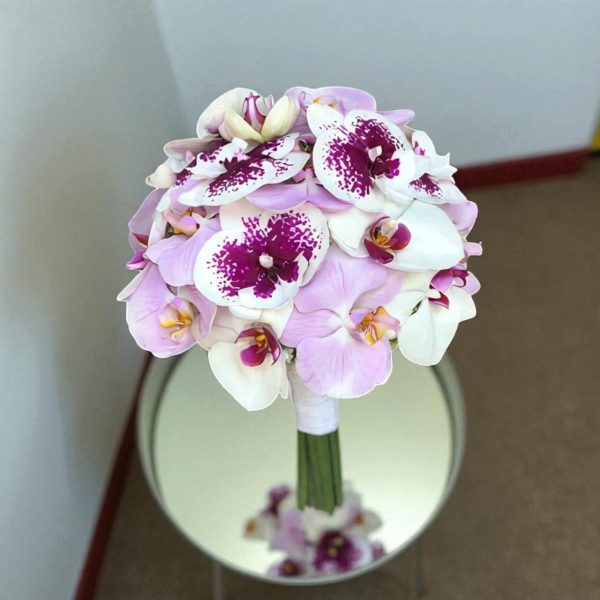 دسته گل عروس ارکیده پینک، طراحی شده از ارکیده‌های صورتی و سفید برای روز عروسی شما.